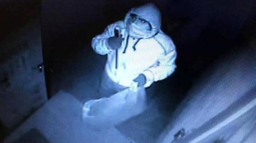 Kar Maskeli Soyguncular I&ccedil;ki Ve Sigara &Ccedil;aldı