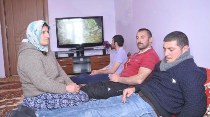 10 Yıldır Yatağa Mahkum Oğullarına Bakıyor
