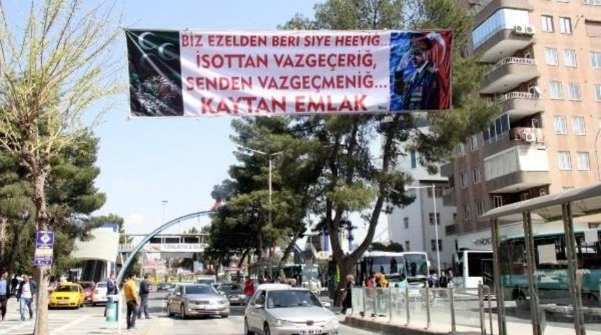 Esnaftan Askeri &Uuml;niformalı Erdoğan Pankartı