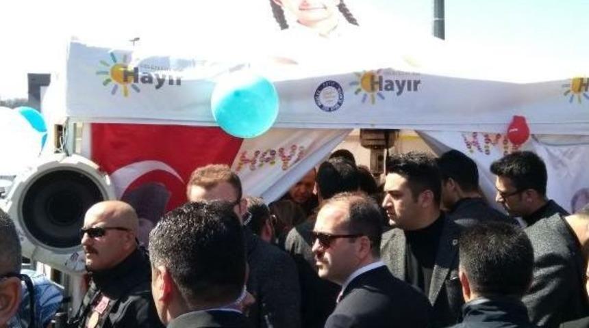 Cumhurbaşkanı Erdoğan, Sarıyer'de "hayır" Standını Ziyaret Etti (2)