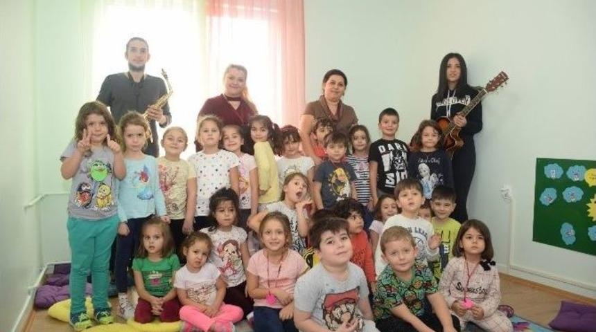 Kreş Ve G&uuml;nd&uuml;z Bakımevi&rsquo;nde &Ccedil;ocuklar İ&ccedil;in M&uuml;zik Dinletisi