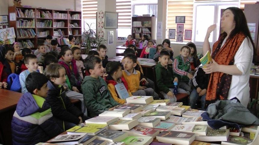 Minik &Ouml;ğrenciler &Ouml;yk&uuml; Yazarını Tanıdılar