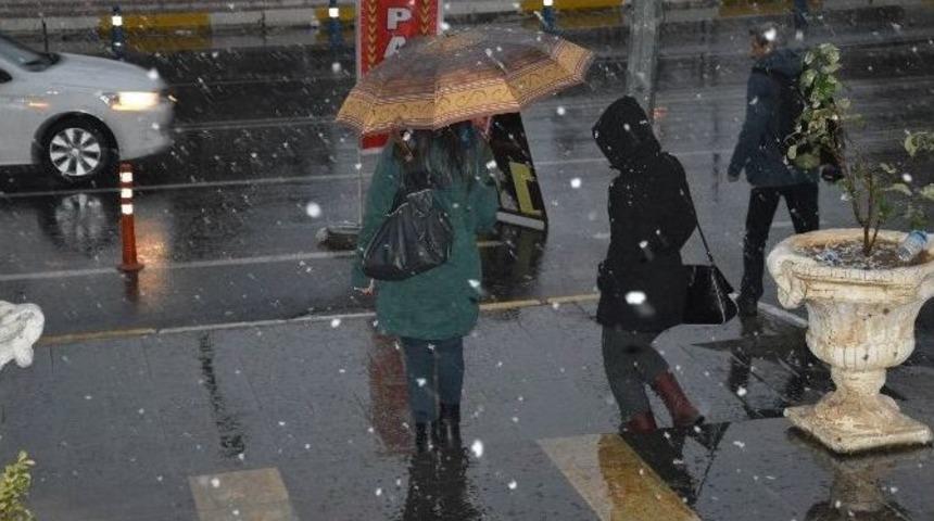 Diyarbakır&rsquo;a Yılın İlk Karı Yağdı