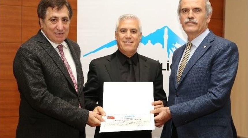 Vali K&uuml;&ccedil;&uuml;k&rsquo;ten Eğitime Katkı Sağlayanlara Teşekk&uuml;r