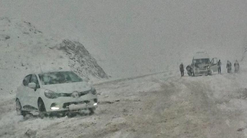 Bingöl’e Kar Yağdı, Araçlar Yolda Kaldı