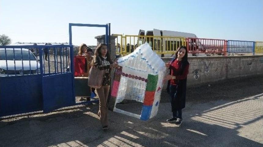 Sosyal Medya Aracılığı İle Öğrencilerine Yardım Topladı