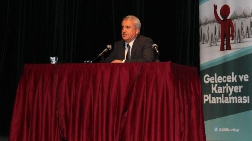 Prof. Dr. Naci G&uuml;ndoğan "zoru Başaranlar" S&ouml;yleşisinin Konuğu Oldu