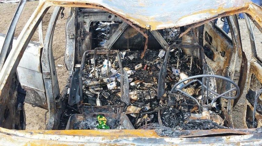 Yanan Otomobilden Ka&ccedil;ak Sigara &Ccedil;ıktı