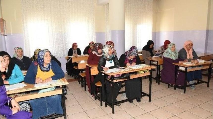 Yetim Anneler Okuma-yazma &Ouml;ğreniyor