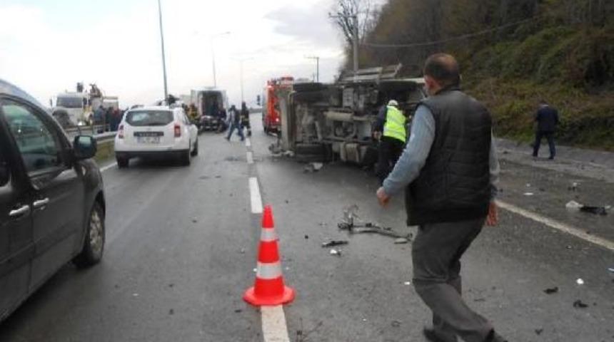 Otomobilin &Ccedil;arptığı &Ccedil;&ouml;p Kamyonu Devrildi: 1 &Ouml;l&uuml;, 1 Yaralı