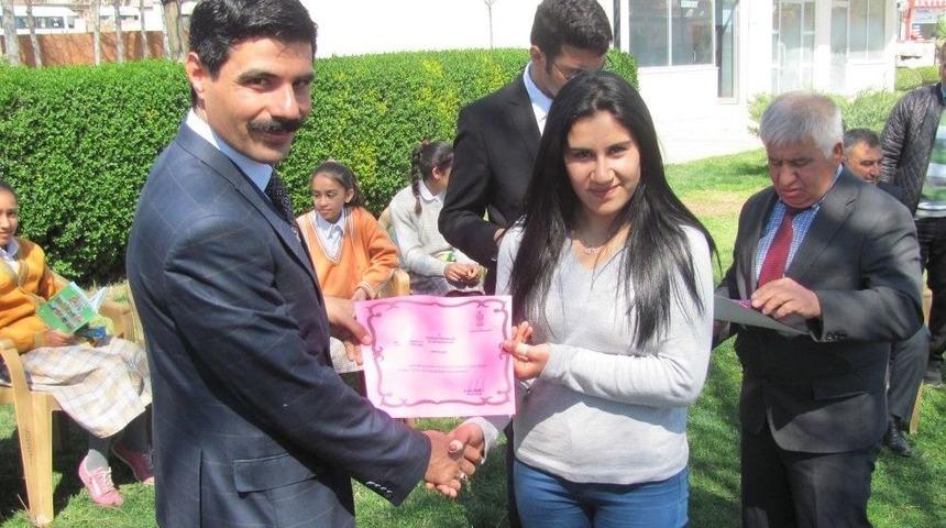 Kaymakam, Protokol Ve &Ouml;ğrencilerle Kitap Okudu