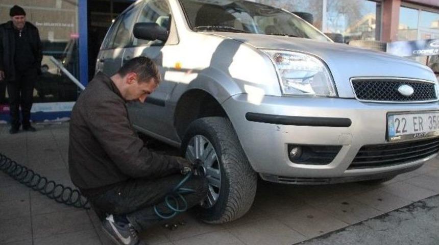 Lastikçiler, Gece Yarılarına Kadar Çalışıyor