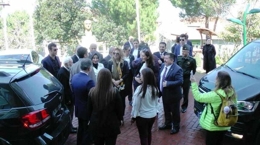 Başbakan Yıldırım&rsquo;ın Kardeşi Ve Kızı Ak&ccedil;akoca&rsquo;da