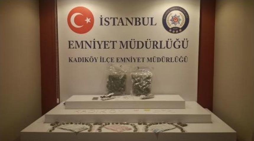 Kadık&ouml;y'de Bir Otomobilde 1,5 Kilogram Uyuşturucu Ele Ge&ccedil;irildi