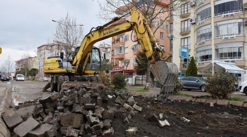 Ekrem Tanti Caddesi Beton Yol İ&ccedil;in G&uuml;n Sayıyor