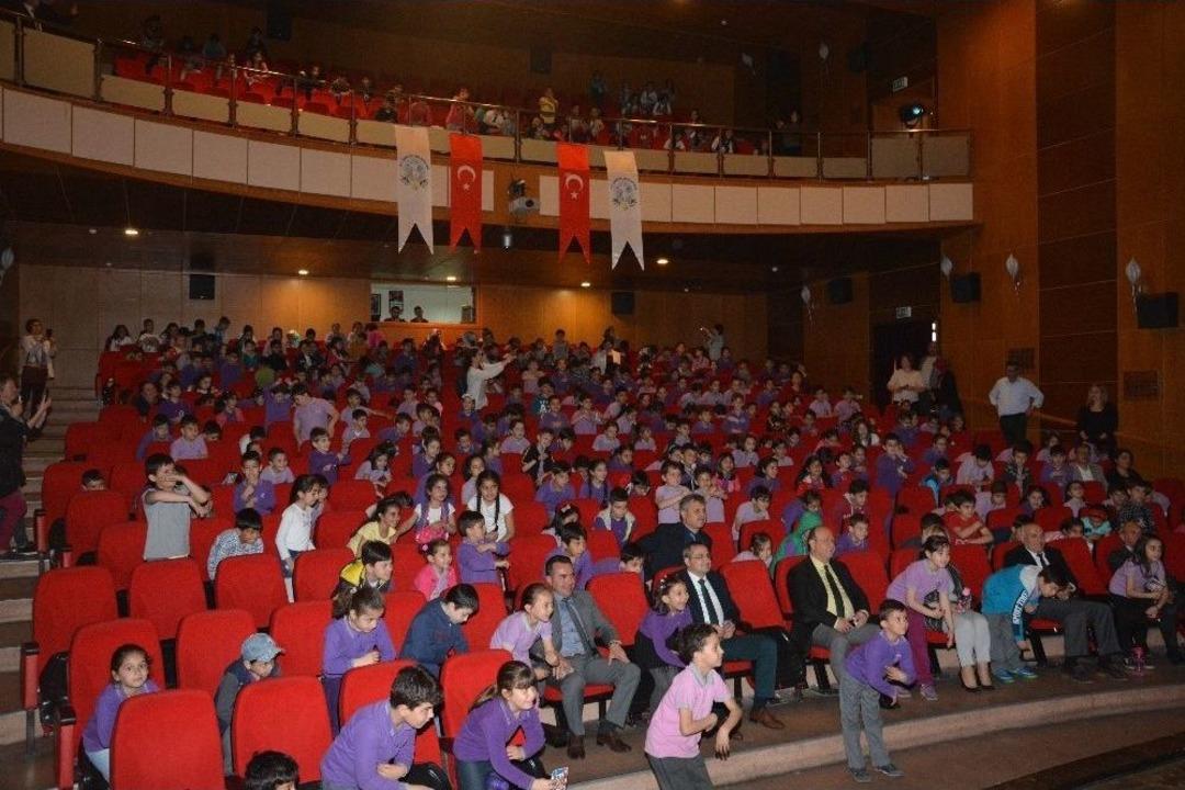 Başkan &Ouml;zakcan, &Ccedil;ocuklarla Birlikte Eğlendi