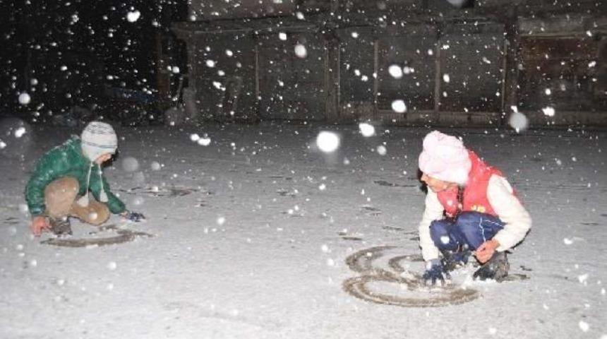Y&uuml;ksekova&rsquo;Da Mevsimin Ilk Karı Yağdı