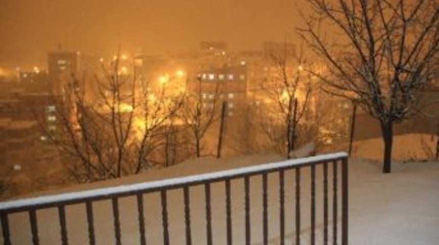 Hakkari’de Kar Kalınlığı 5 Santim Metreye Ulaştı