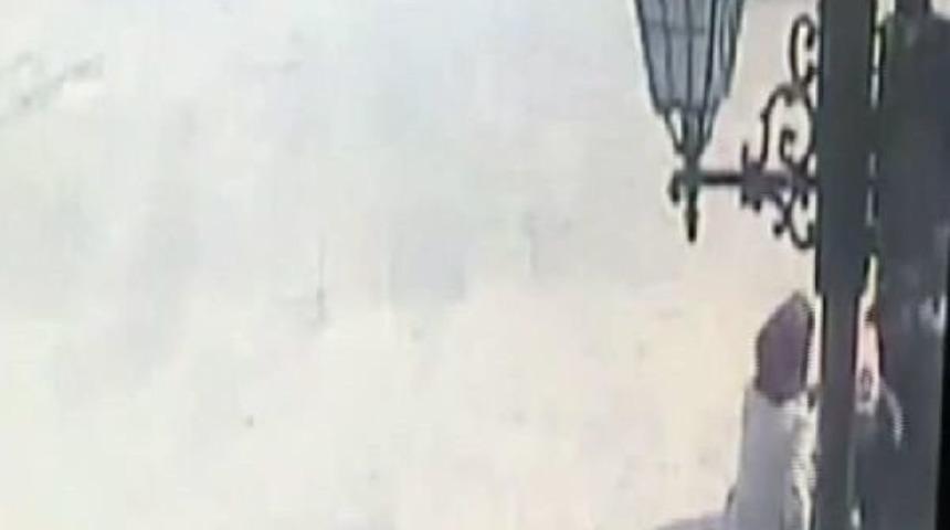 İranlı Kadın Kucağındaki Bebeğiyle Cami Bah&ccedil;esinde Uyuşturucu Satarken Yakalandı