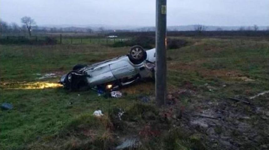 Otomobil Takla Attı: 1 &Ouml;l&uuml;, 2 Kişi Yaralı