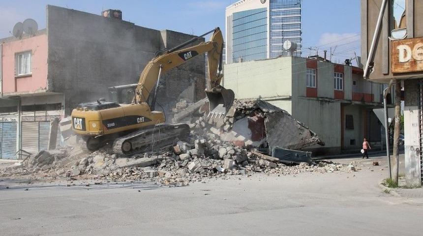Y&uuml;reğir&rsquo;de Metruk Binalar Yıkılıyor