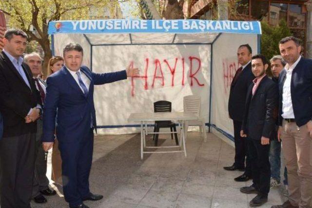 Manisa'da 'evet' Standına Spreyle 'hayır' Yazdılar