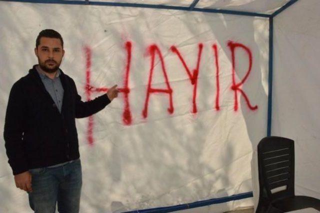 Manisa'da 'evet' Standına Spreyle 'hayır' Yazdılar