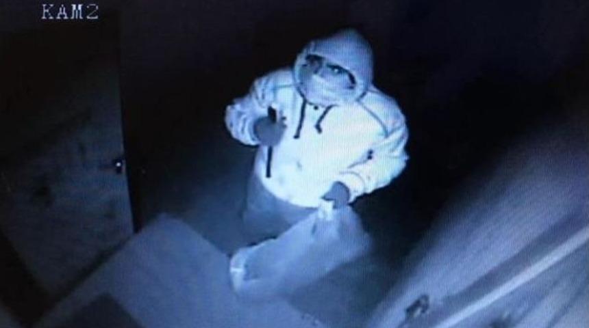 Market Hırsızları G&uuml;venlik Kamerasına Yakalandı