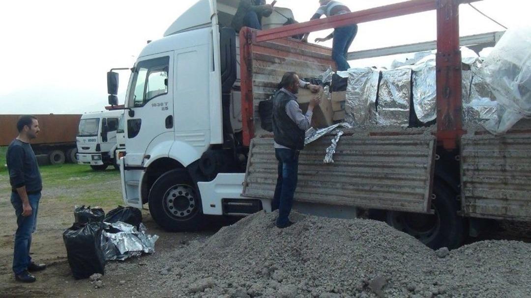 Kum Y&uuml;kl&uuml; Tırdan Ka&ccedil;ak Sigara &Ccedil;ıktı