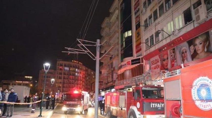 Mağazada &Ccedil;ıkan Yangında 3 Kişi Dumandan Etkilendi