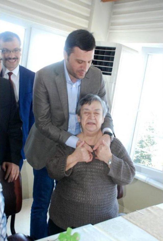 Başbakan Yıldırım'ın Kardeşi Kızılay Şube Başkanı İlhami Yıldırım, Yaşlıları Ziyaret Etti