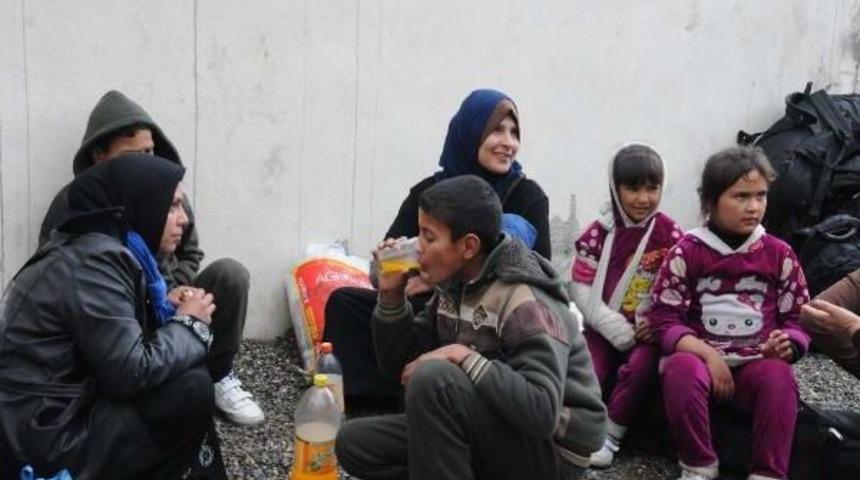 Hakkari'ye Gelen 100 Ka&ccedil;ak Işlemlerin Bitmesini Bekilyor