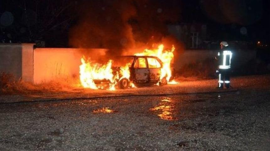 Park Halindeki Otomobil Alev Alev Yandı