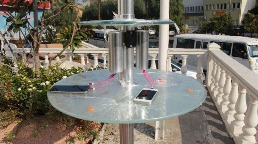 Kuşadası Belediyesi&rsquo;nden G&uuml;neş Panelle Şarj İstasyonu