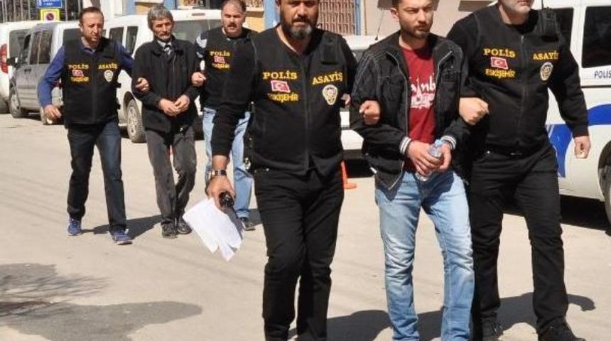 Barda M&uuml;şterilerin Kavgasında, M&uuml;zisyen &Ouml;ld&uuml;r&uuml;ld&uuml; (2)