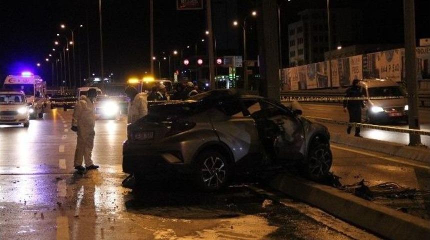 Avcılar&rsquo;da Direğe &Ccedil;arpan Otomobil Alev Aldı: 2 &Ouml;l&uuml;