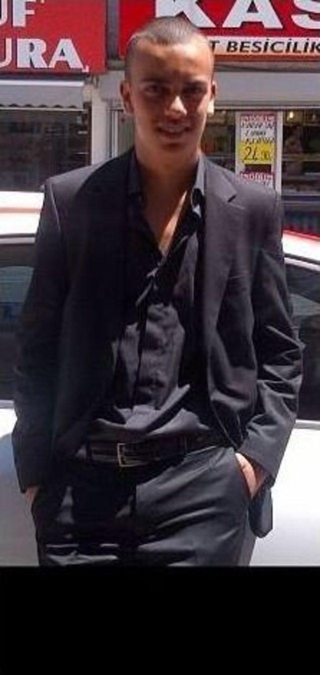 Avcılar&rsquo;da Direğe &Ccedil;arpan Otomobil Alev Aldı: 2 &Ouml;l&uuml; 3