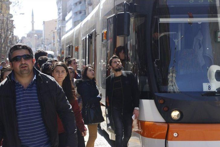 Eskişehir’de Tramvay Ulaşımına Uçan Balon Engeli G2