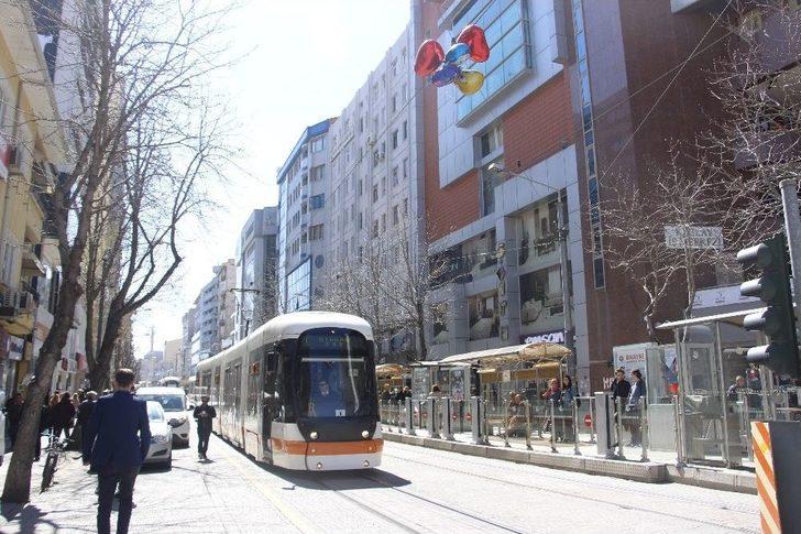 Eskişehir’de Tramvay Ulaşımına Uçan Balon Engeli G4