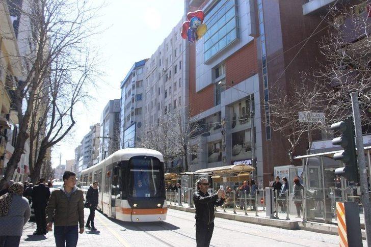 Eskişehir’de Tramvay Ulaşımına Uçan Balon Engeli G5