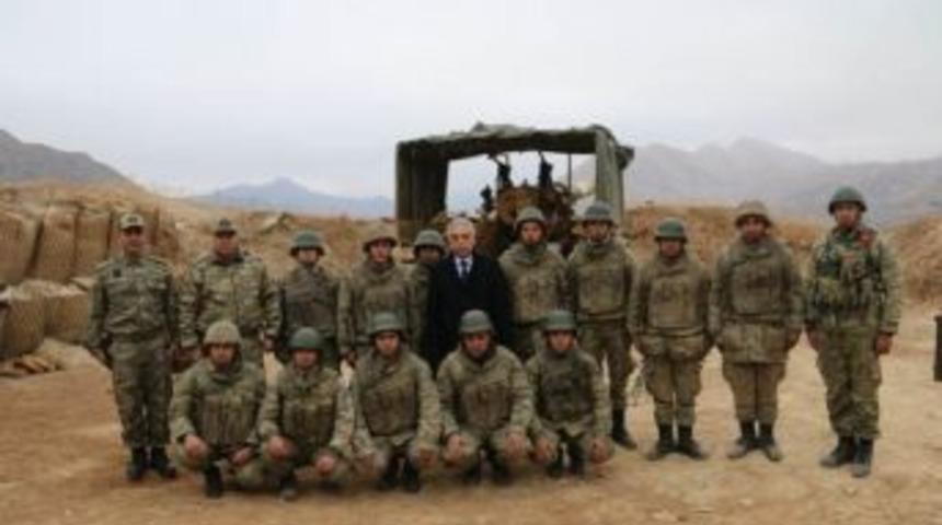 Vali Toprak Karakolları Denetledi