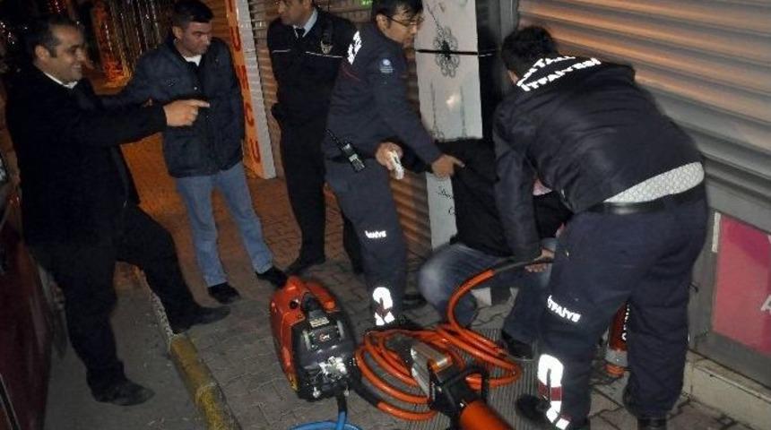 Birahanede Mahsur Kalan 3 Arkadaşın Yardımına İtfaiye Yetişti