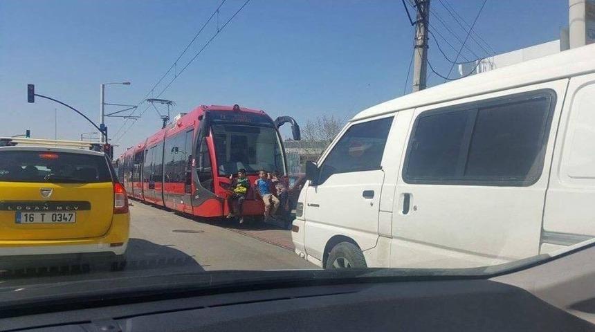 Tramvay Arkasında &Ouml;l&uuml;m&uuml;ne Yolculuk