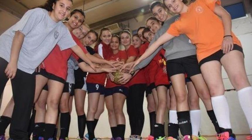 İlkokul &Ouml;ğrencileri Kurduğu Hentbol Takımı Milli Takıma 8 Oyuncu Verdi