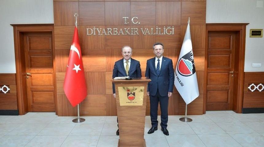 İ&ccedil;işleri Bakan Yardımcısı &Ouml;zt&uuml;rk Diyarbakır Valiliğini Ziyaret Etti