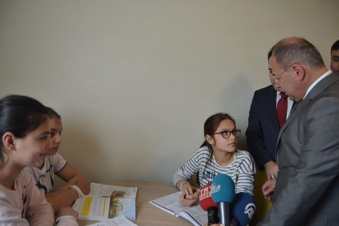 Bakan Akdağ Yangın Faciasından Kurtulan &Ouml;ğrencileri Ziyaret Etti