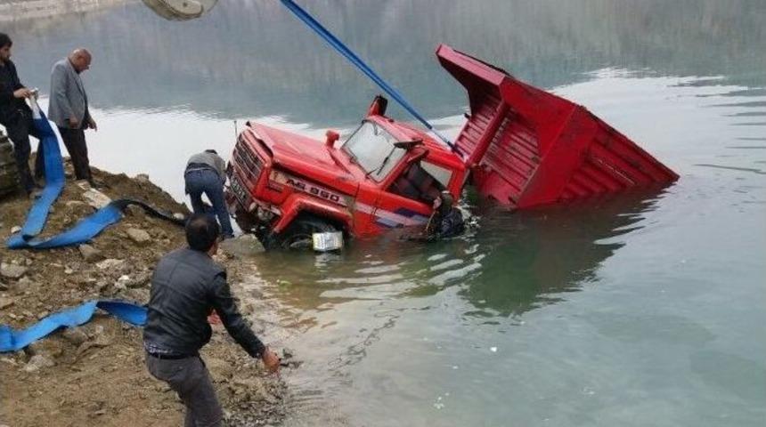 Suya Batan Kamyon Dalgı&ccedil; Ve Kep&ccedil;e Yardımıyla &Ccedil;ıkartıldı