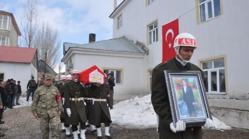 Y&uuml;ksekova'da Şehit Edilen Korucusu Toprağa Verildi