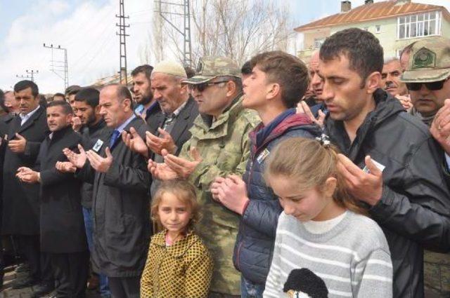 Yüksekova'da Şehit Edilen Korucusu Toprağa Verildi