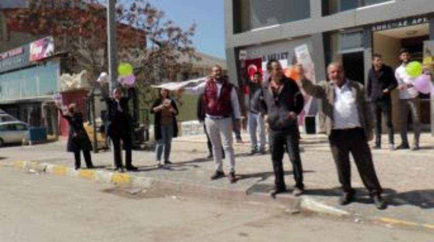 Kılı&ccedil;daroğlu&rsquo;nun Konvoyunu, &ldquo;evet" Bayrakları Karşıladı